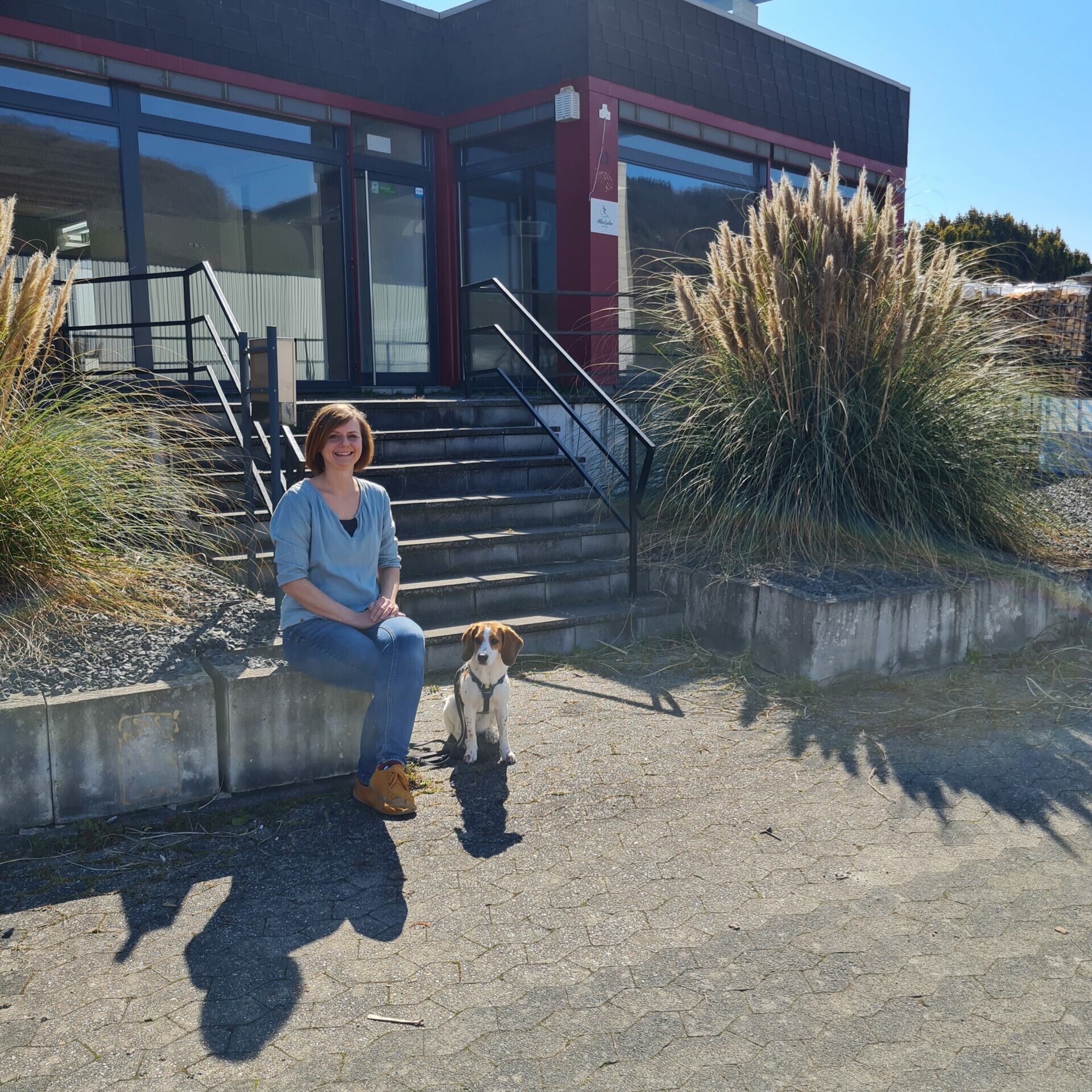 Tierärztin Kirstin Rolinger mit ihrem Hund
